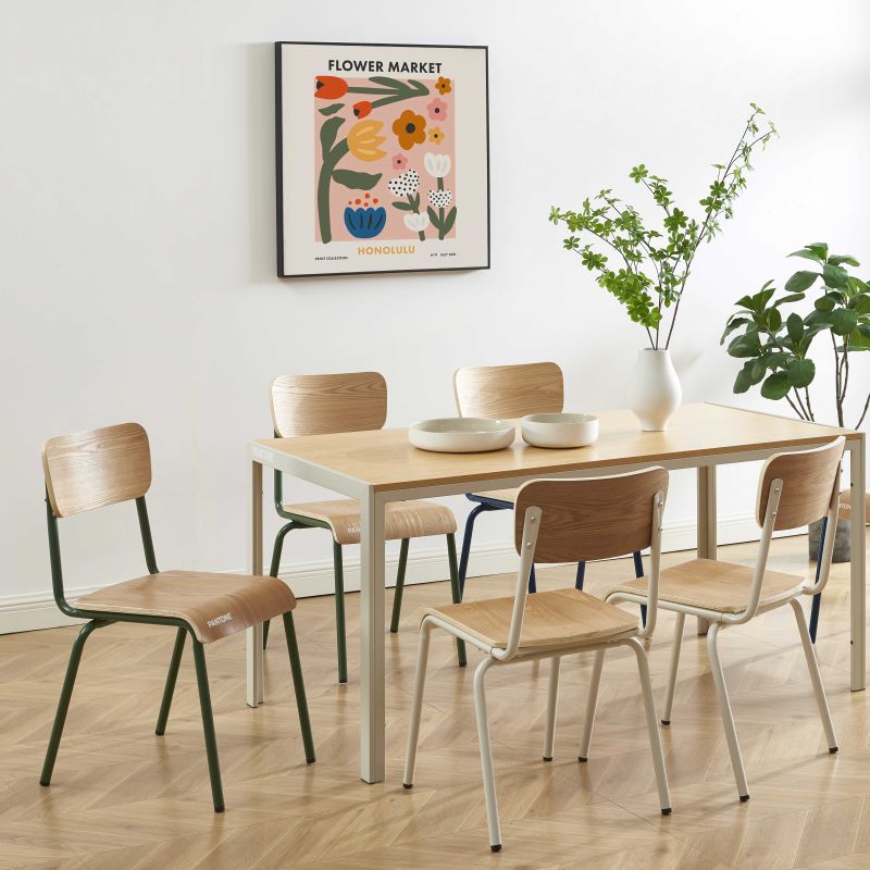 Set mit 2 Stühlen PANTONE in Nachtblau und Eschenfurnier mit Metallbeinen