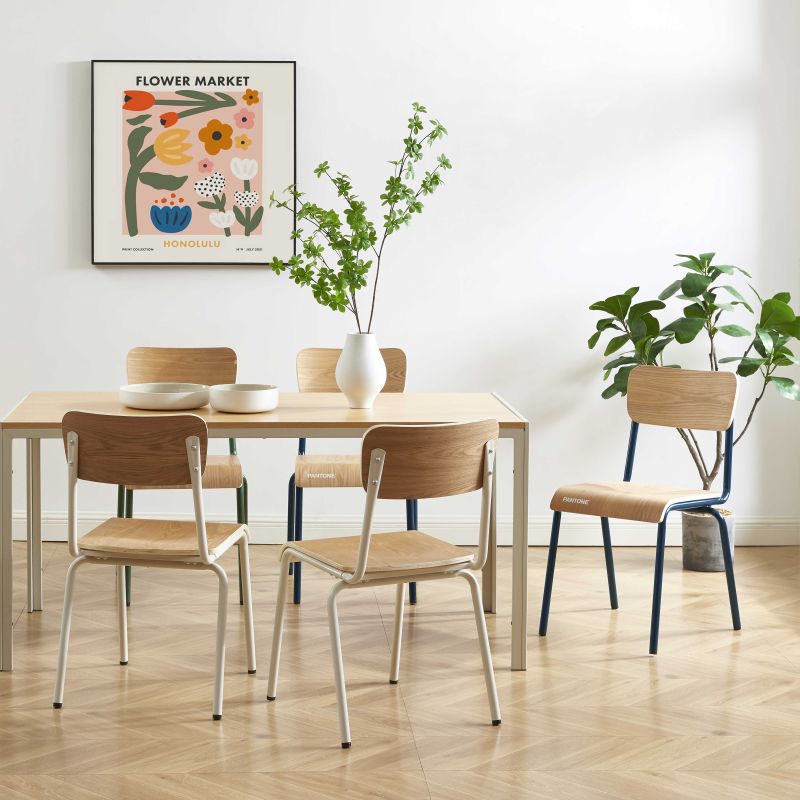 Set mit 2 Stühlen PANTONE in Nachtblau und Eschenfurnier mit Metallbeinen