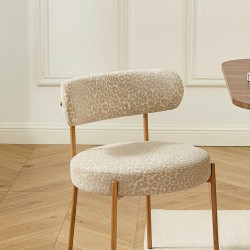 Set di 2 sedie NOA in tessuto stampato leopardato beige con gambe in metallo finitura legno