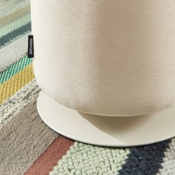 Pouf PANTONE tissu chenille beige sable et pied métal pivotant