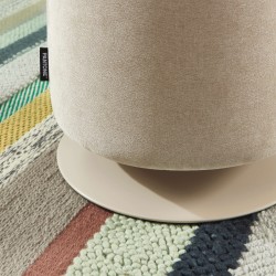 Pouf PANTONE tissu chenille taupe et pied métal pivotant