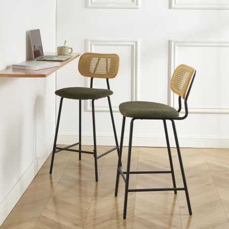 Set mit 2 Hockern TINA aus grünem Bouclé-Stoff und Rattan-Geflecht