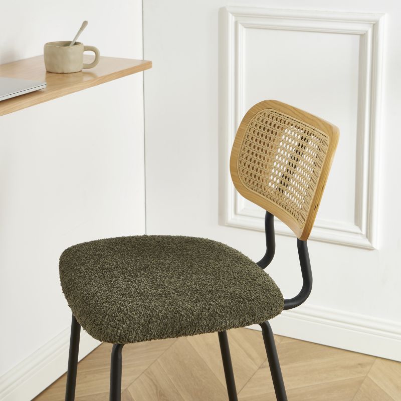 Set mit 2 Hockern TINA aus grünem Bouclé-Stoff und Rattan-Geflecht